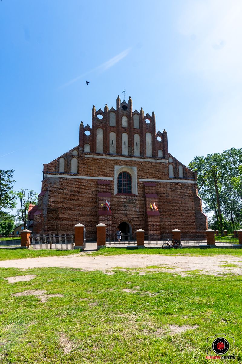 Kościół pw. św. Doroty w Rosochatem Kościelnem z zewnątrz